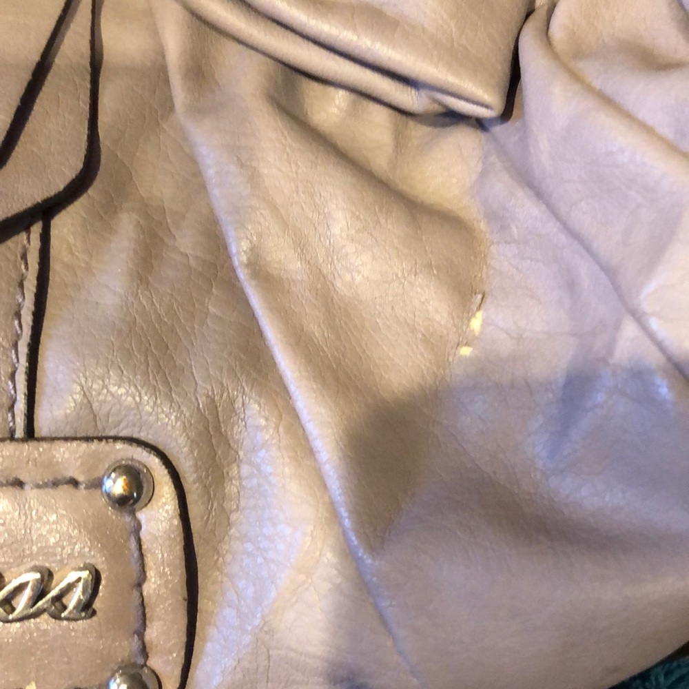 🔥GUESS HANDBAG🔥 - Picture 2 of 8